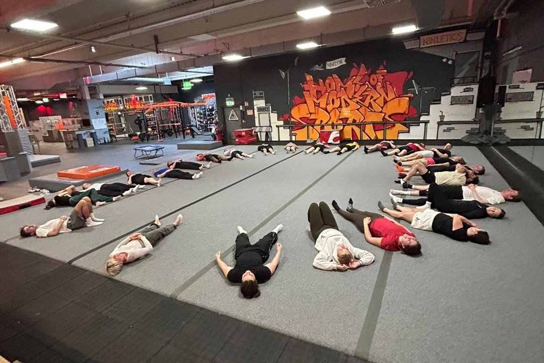 Beim Kurs „Stronger Together“ haben unsere Physio-Azubis erlebt, wie Functional Training, Life Kinetik und Teambuilding nicht nur den Körper, sondern auch Kopf und Gemeinschaft stärken.