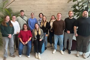 12 Teilnehmende werden nach der Weiterbildungsordnung der Pflegekammer NRW in den kommenden 2 Jahren auf die Anforderungen der professionellen psychiatrischen Pflege vorbereitet und bauen dabei erweiterte Handlungskompetenzen auf.