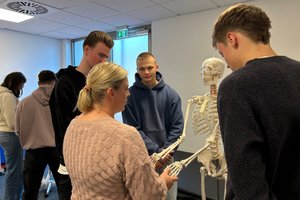 An ihrem ersten Tag lernten die Auszubildenden u. a. ihre Dozent*innen und die Räumlichkeiten im Bildungszentrum kennen.