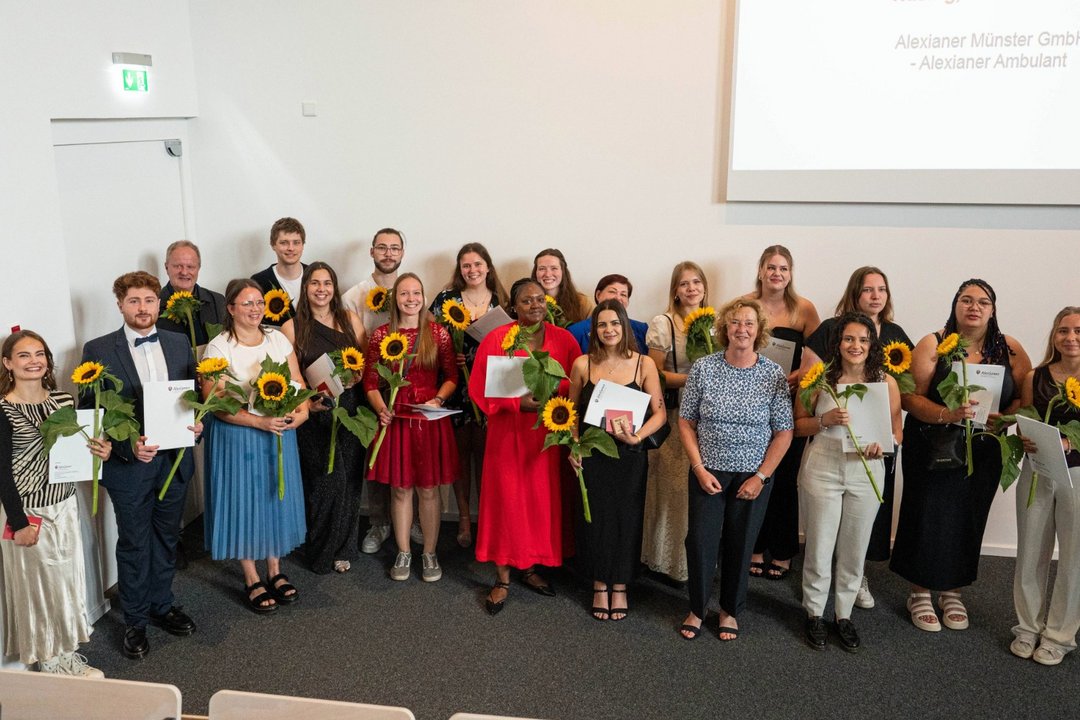 Bei der Examensfeier im Bildungszentrum der Alexianer feierten die Kurse 22 C und 22 D der generalistischen Pflege nach dreijähriger Ausbildung ihren Abschluss.